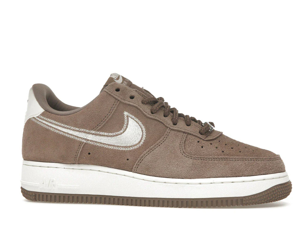 Nike Air Force 1 Low '07 LV8 Mink Brown mit gesticktem Swoosh