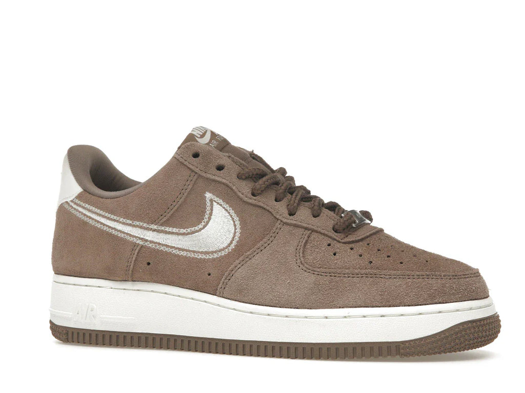 Nike Air Force 1 Low '07 LV8 Mink Brown mit gesticktem Swoosh