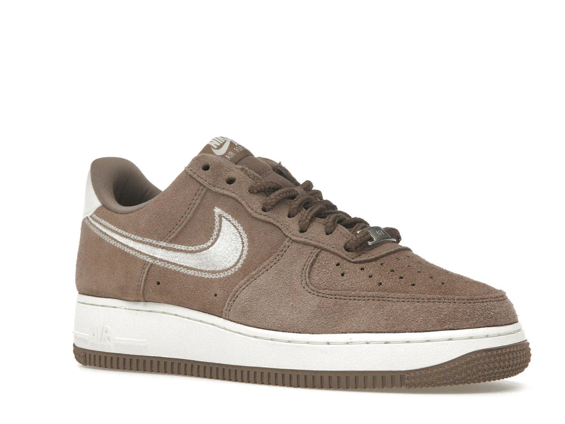 Nike Air Force 1 Low '07 LV8 Mink Brown mit gesticktem Swoosh