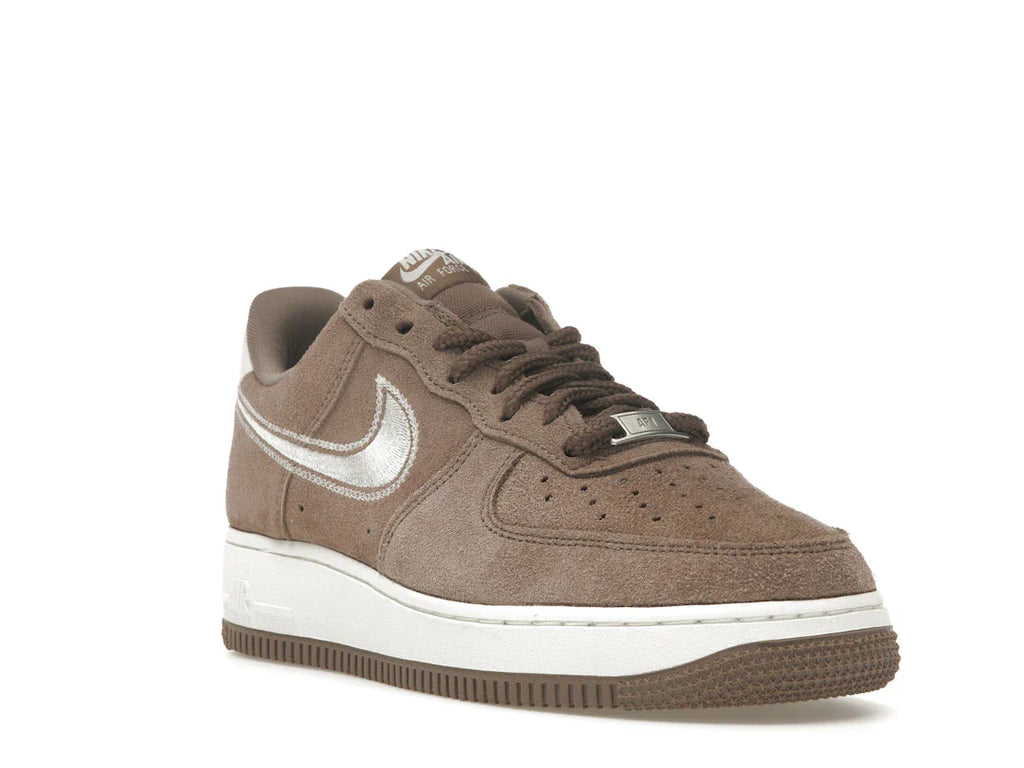 Nike Air Force 1 Low '07 LV8 Mink Brown mit gesticktem Swoosh