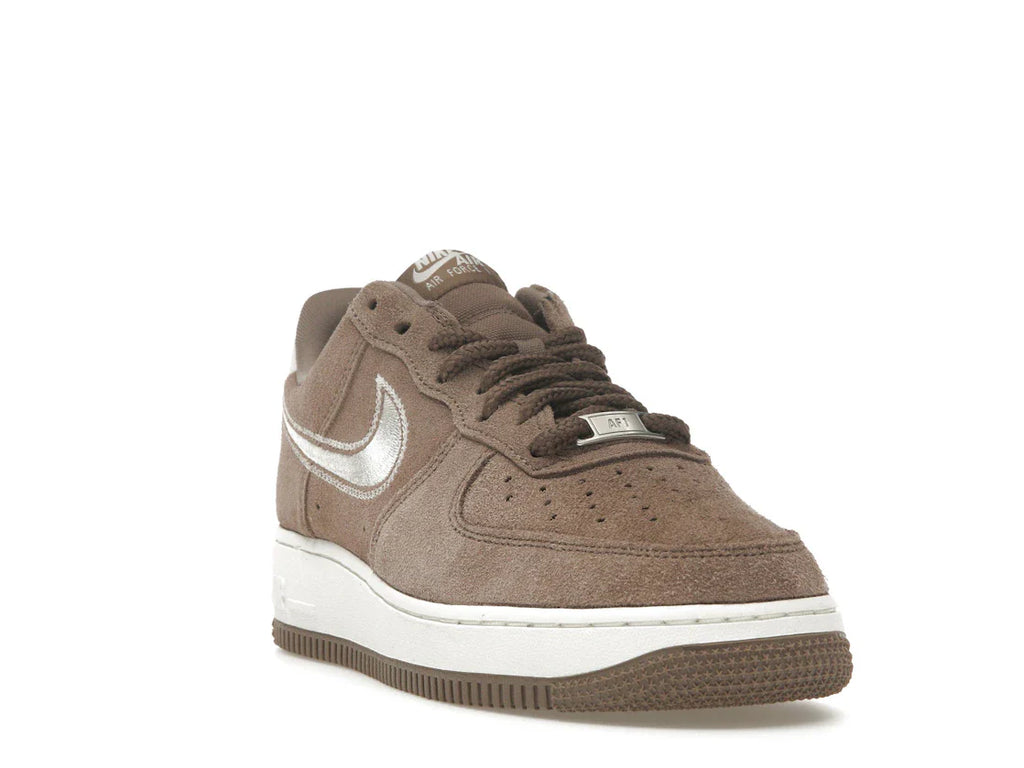 Nike Air Force 1 Low '07 LV8 Mink Brown mit gesticktem Swoosh