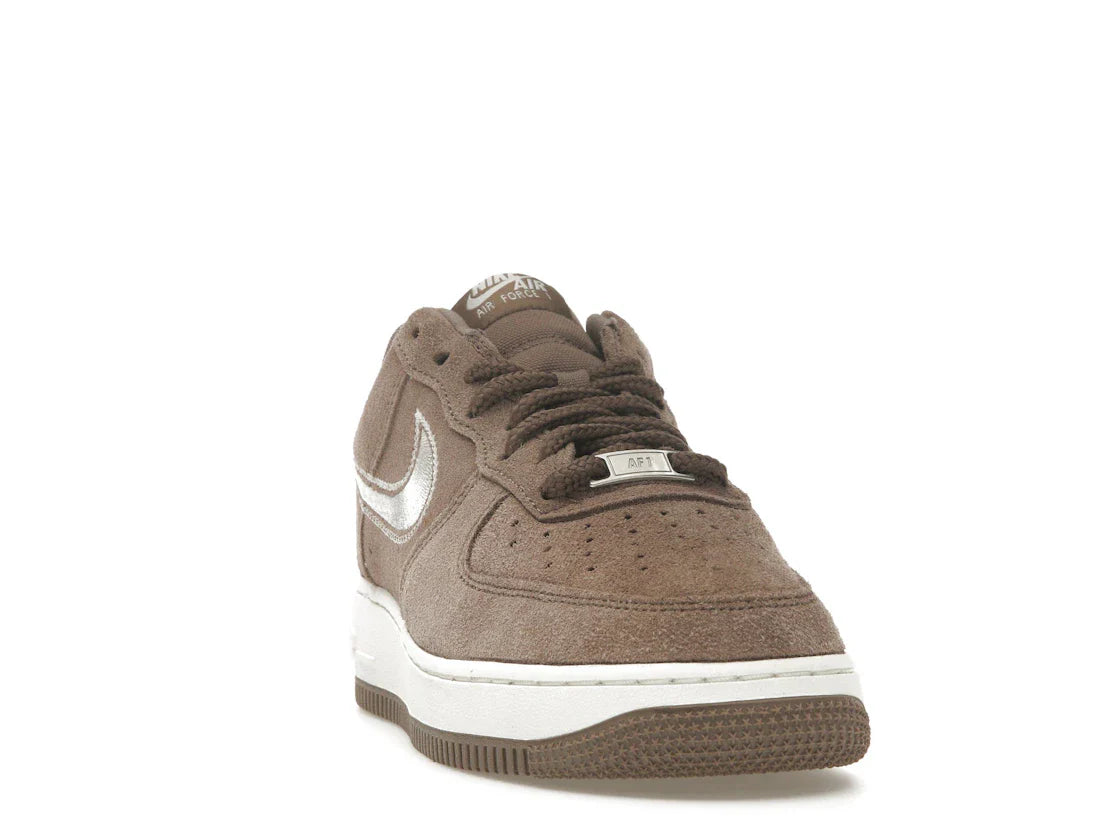 Nike Air Force 1 Low '07 LV8 Mink Brown mit gesticktem Swoosh