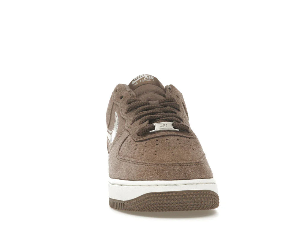 Nike Air Force 1 Low '07 LV8 Mink Brown mit gesticktem Swoosh