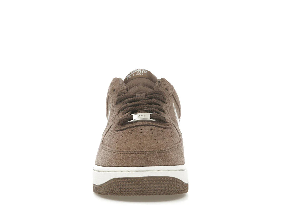 Nike Air Force 1 Low '07 LV8 Mink Brown mit gesticktem Swoosh