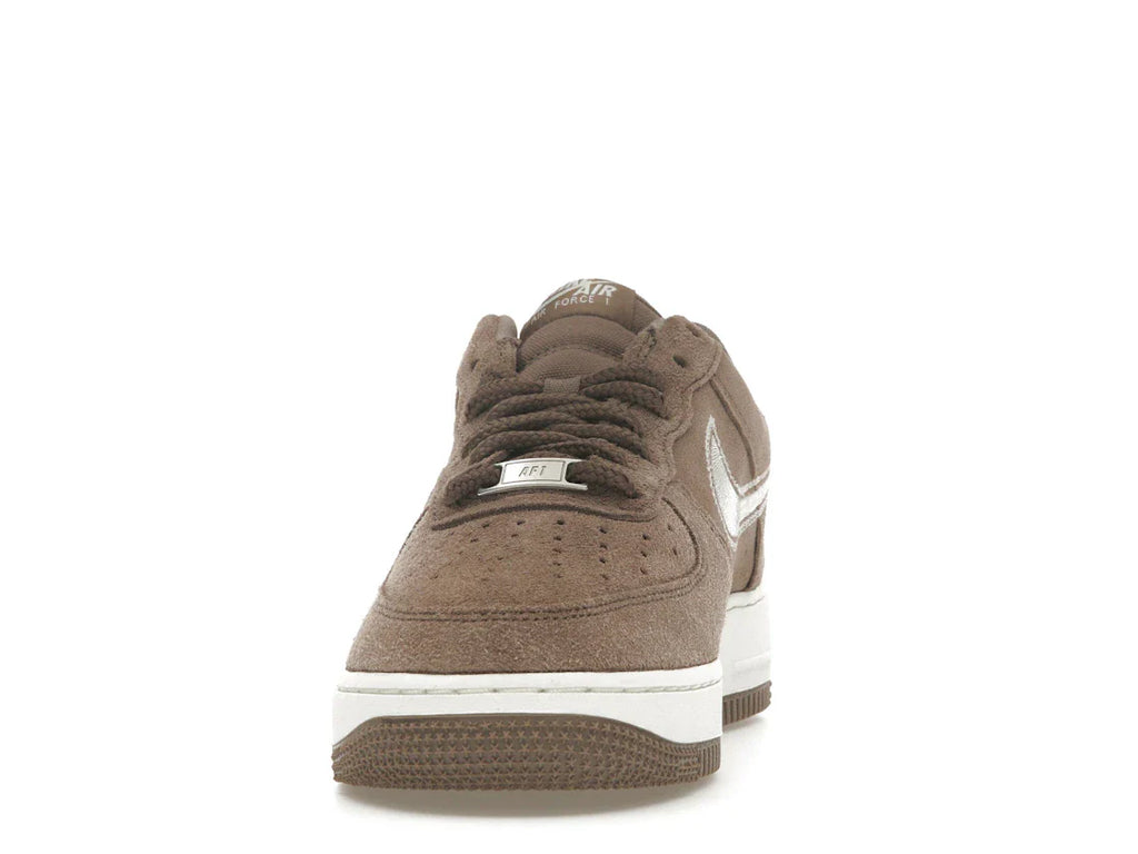 Nike Air Force 1 Low '07 LV8 Mink Brown mit gesticktem Swoosh
