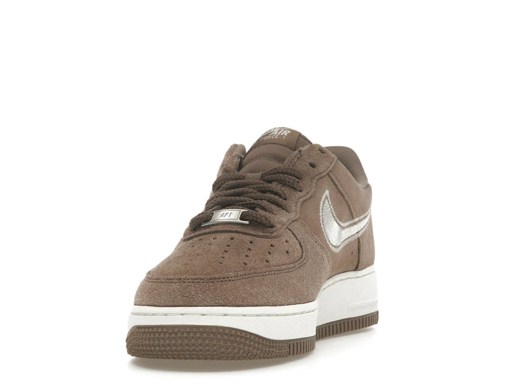 Nike Air Force 1 Low '07 LV8 Mink Brown mit gesticktem Swoosh