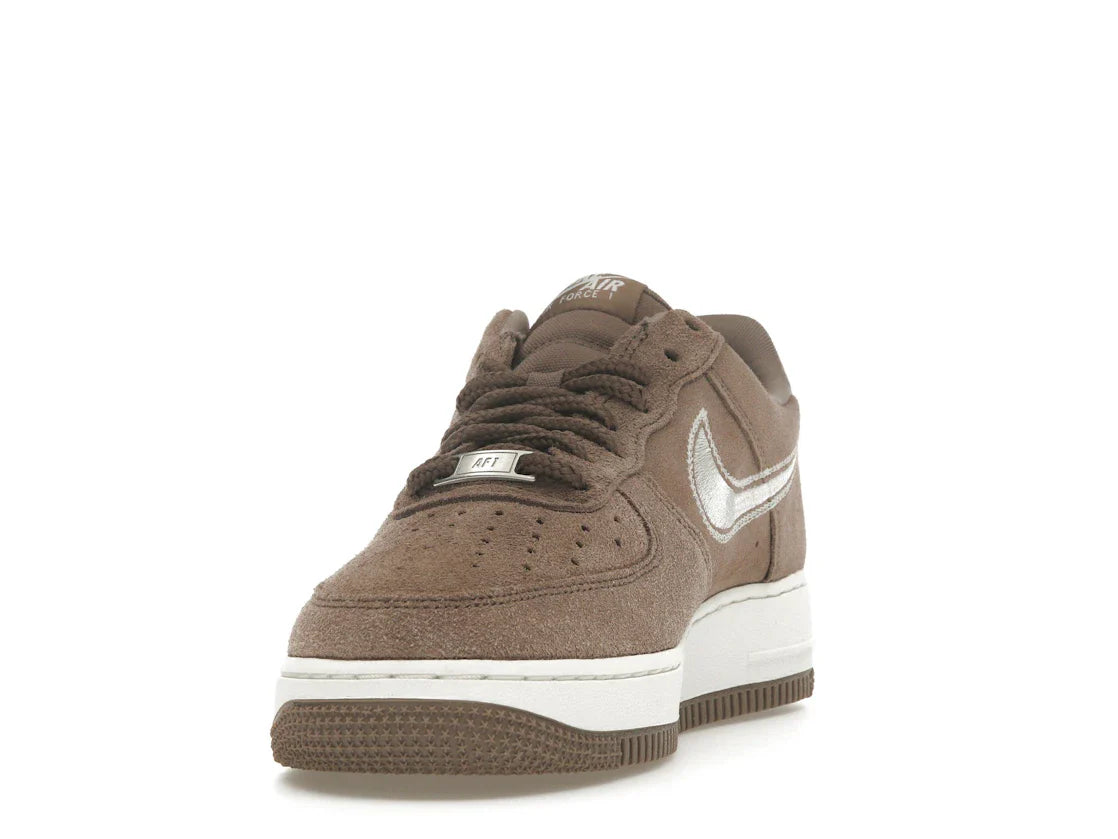 Nike Air Force 1 Low '07 LV8 Mink Brown mit gesticktem Swoosh