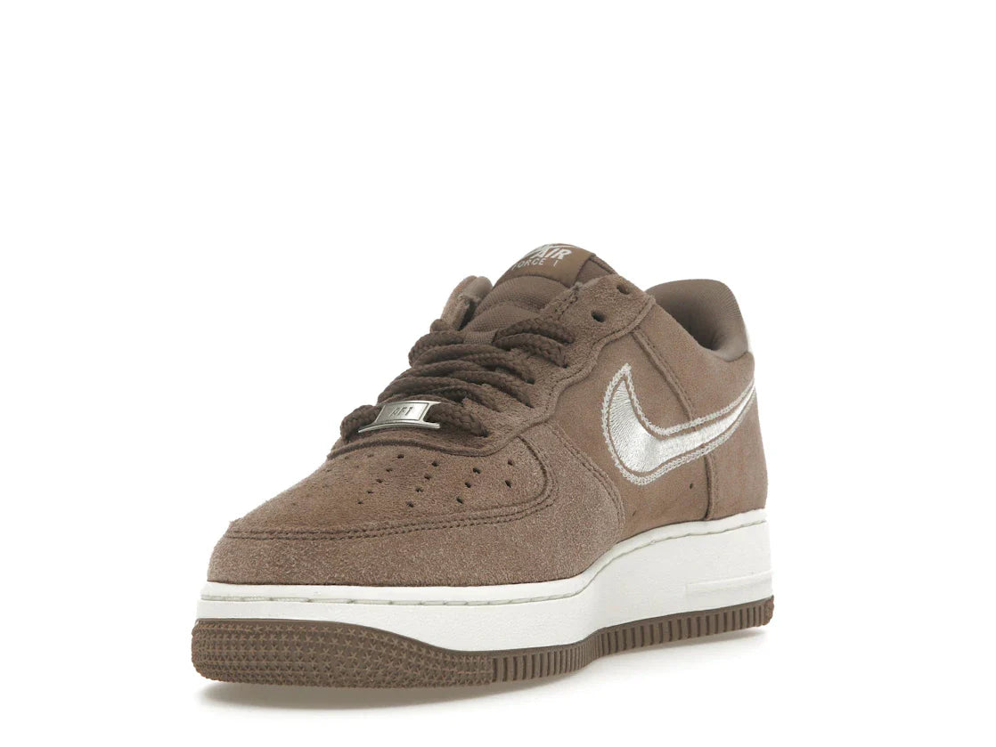 Nike Air Force 1 Low '07 LV8 Mink Brown mit gesticktem Swoosh