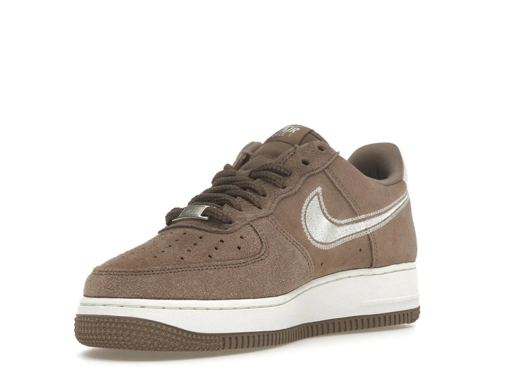 Nike Air Force 1 Low '07 LV8 Mink Brown mit gesticktem Swoosh