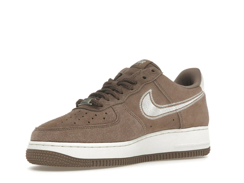 Nike Air Force 1 Low '07 LV8 Mink Brown mit gesticktem Swoosh