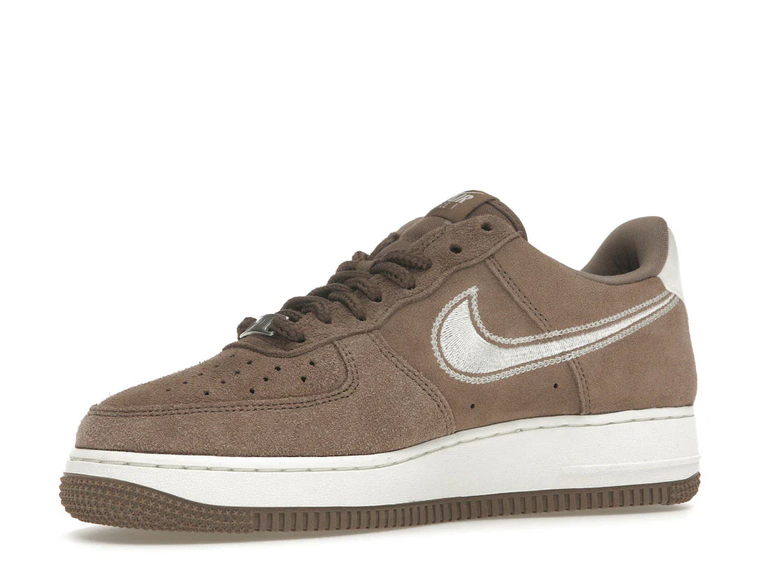 Nike Air Force 1 Low '07 LV8 Mink Brown mit gesticktem Swoosh