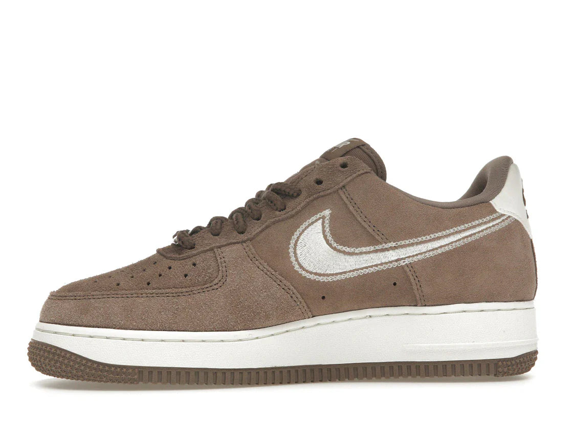 Nike Air Force 1 Low '07 LV8 Mink Brown mit gesticktem Swoosh