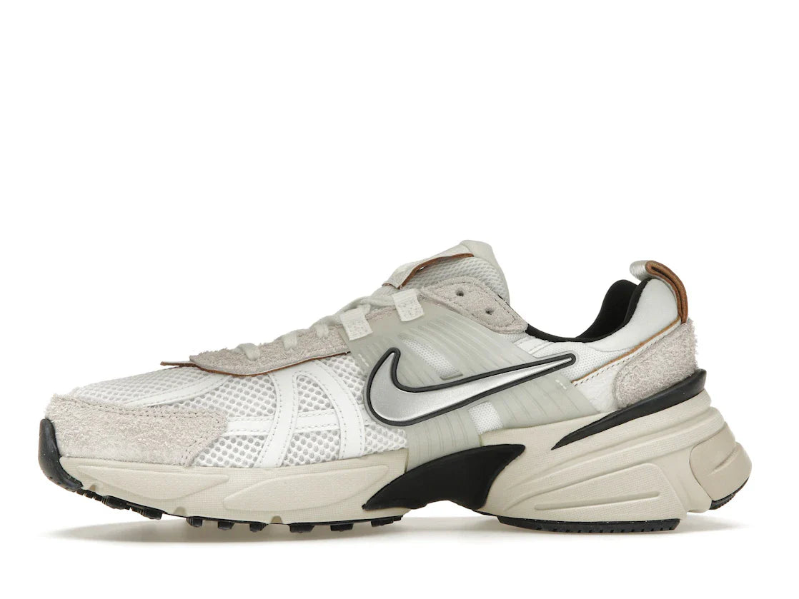 Nike V2K Run Summit White Light Orewood Brown (Damen)