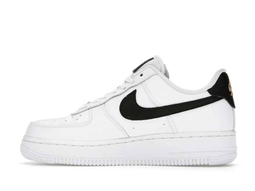 Nike Air Force 1 Low '07 Essential Weiß Schwarz Gold Mini Swoosh (Damen)
