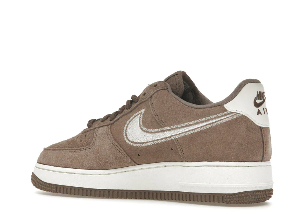 Nike Air Force 1 Low '07 LV8 Mink Brown mit gesticktem Swoosh