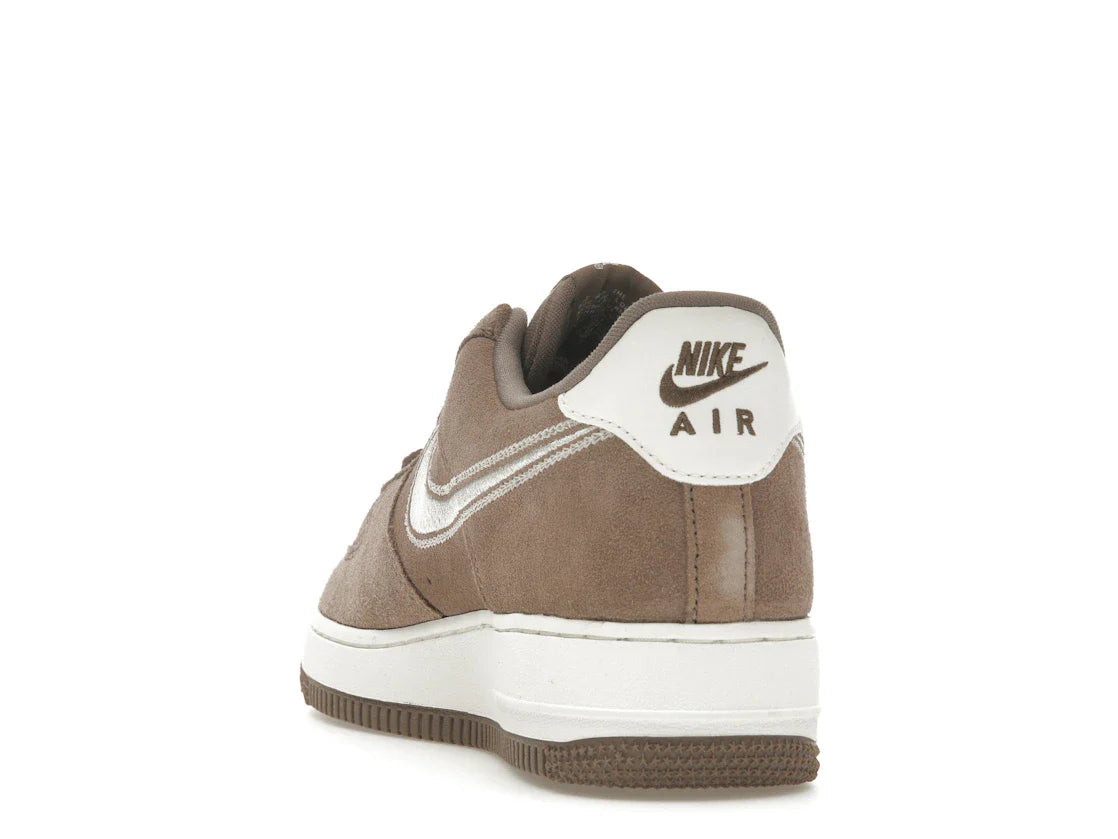 Nike Air Force 1 Low '07 LV8 Mink Brown mit gesticktem Swoosh