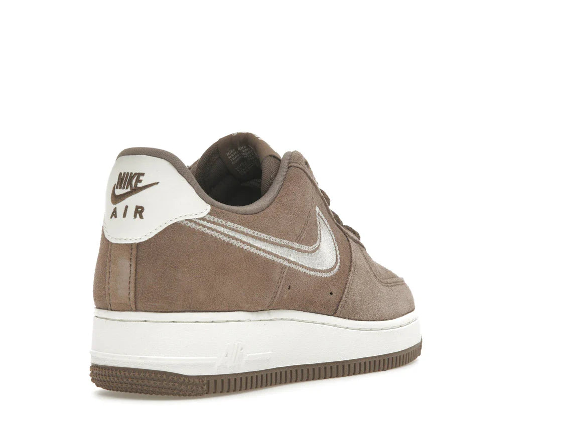 Nike Air Force 1 Low '07 LV8 Mink Brown mit gesticktem Swoosh