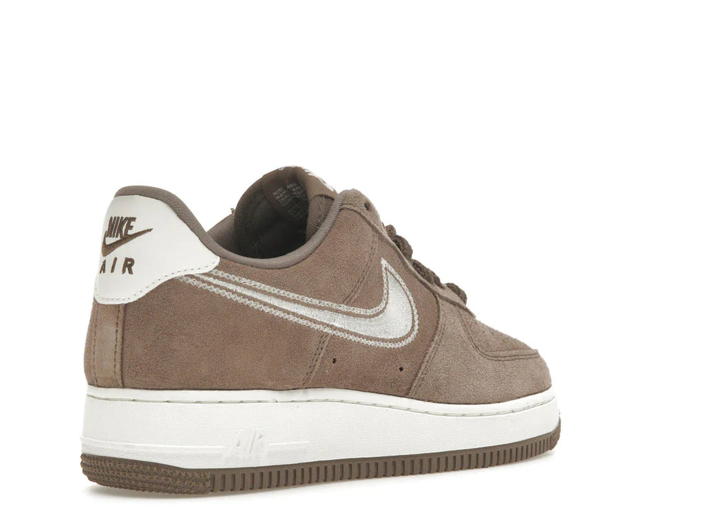 Nike Air Force 1 Low '07 LV8 Mink Brown mit gesticktem Swoosh