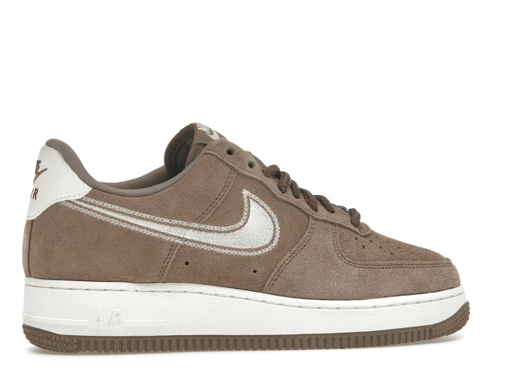 Nike Air Force 1 Low '07 LV8 Mink Brown mit gesticktem Swoosh